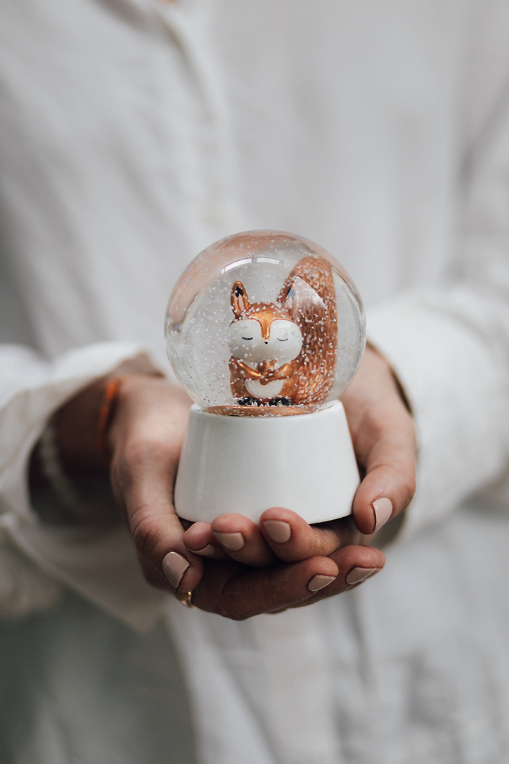 Eichhörnchen in einer Schneekugel in Christianes Händen